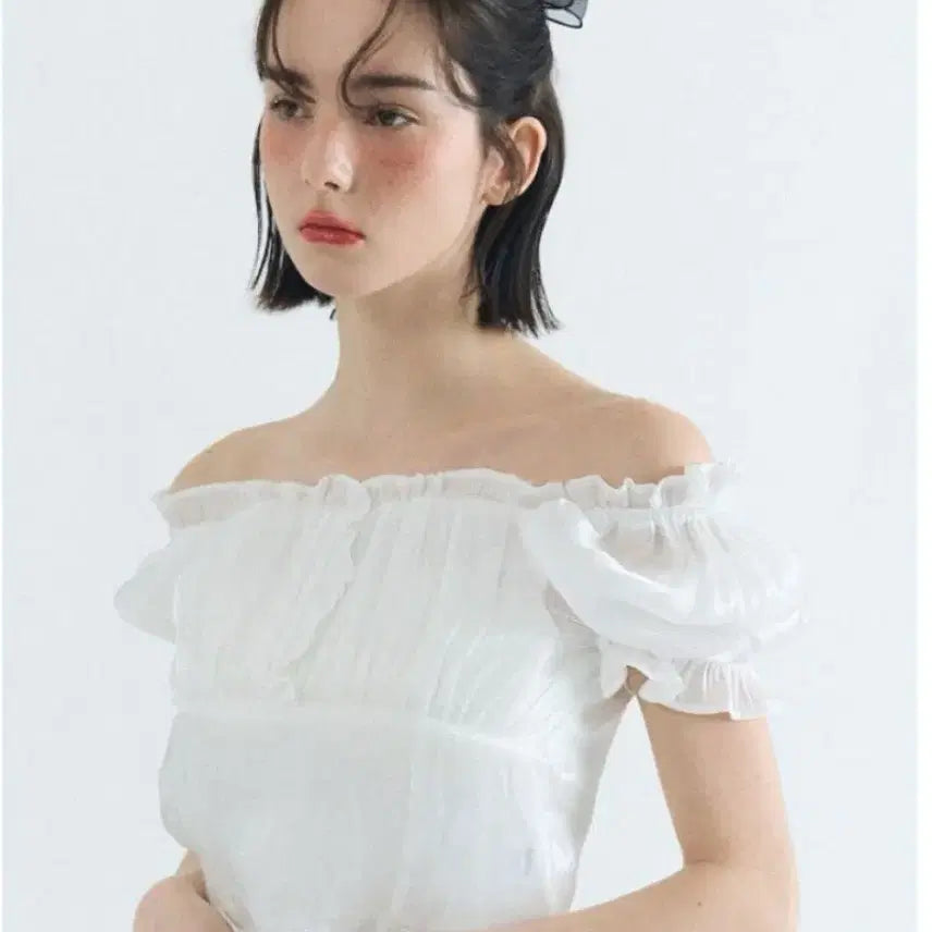 [BUNJANG] FABRIC SEOUL Glossy Frill Off-Shoulder Blouse / 패브릭서울 글로시 프릴 오프숄더 블라우스
