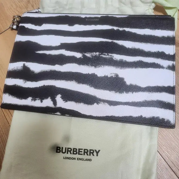[BUNJANG] Burberry Zebra Pattern Clutch Bag / 버버리 클러치백 제브라 패턴