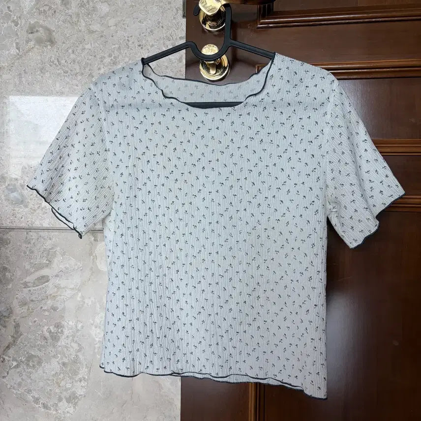[BUNJANG] Floral Pattern Short Sleeve T-Shirt / 플로럴 패턴 반팔 티셔츠