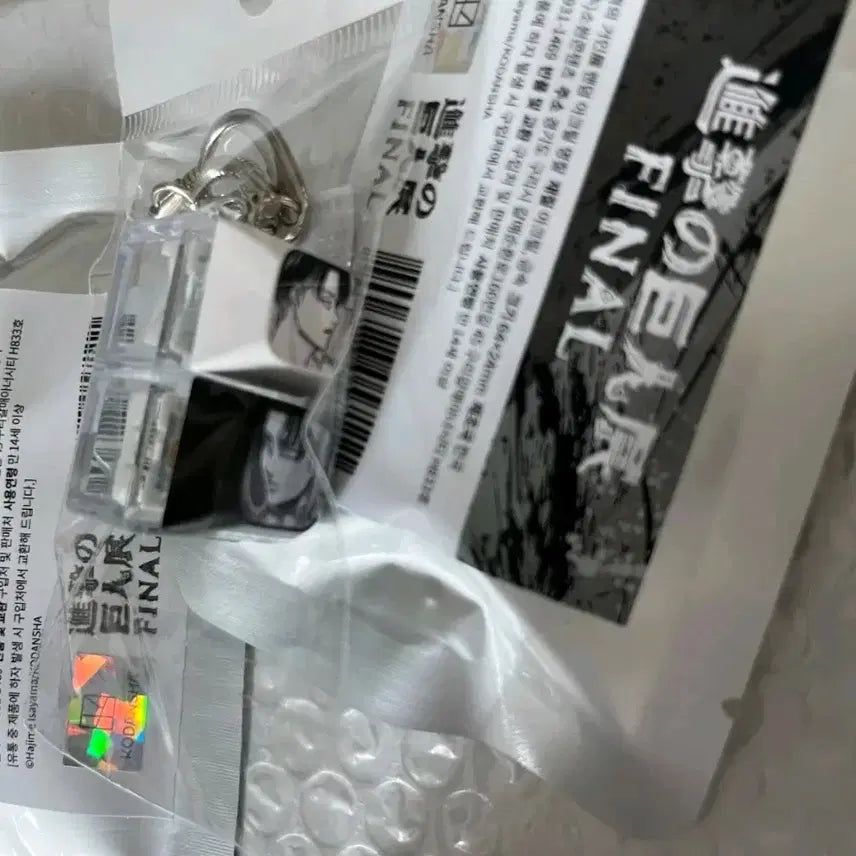 [BUNJANG] Attack on Titan Levi Keycap + Name Tag Bundle Set / 진격의거인 전시회 리바이 키캡 +  명찰2일괄