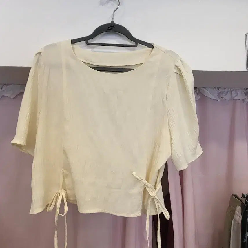 [BUNJANG] Cream Puff Sleeve Ribbon Blouse / 크림색 퍼프소매 리본 블라우스