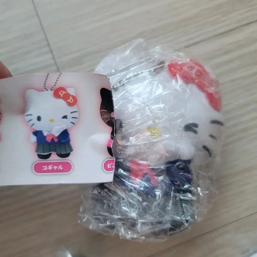 [BUNJANG] Hello Kitty Uniform Gacha Doll Keychain (Sealed) / 미개봉) 헬로키티 가챠 인형 키링 교복키티