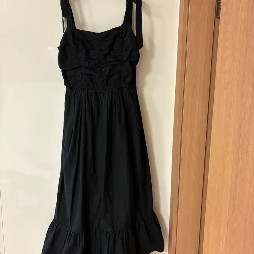 [BUNJANG] Black Ribbon Shirring Sleeveless Hepburn Style Dress / 나시 바스락 리본 셔링 민소매 블랙 햅번 원피스 슬리브리스 하객룩 여행룩