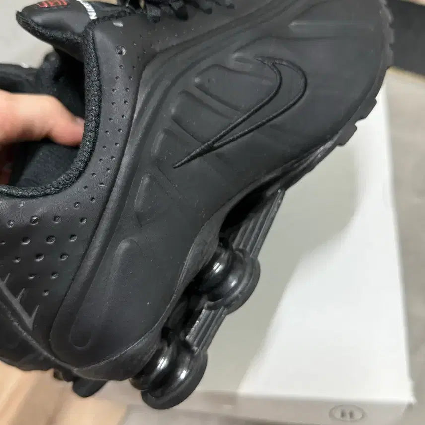 [BUNJANG] Nike Shox R4 Black Sneakers (245mm) / 나이키 샥스 R4 블랙 245