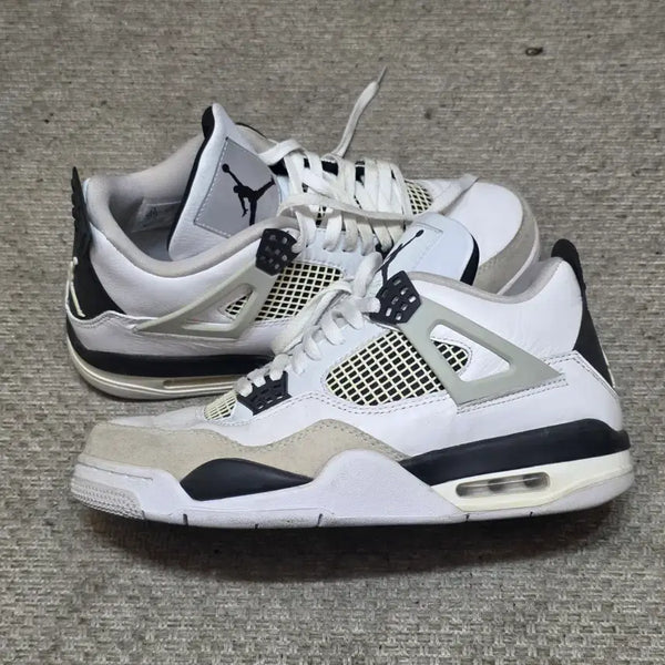 [BUNJANG] Air Jordan 4 Retro White and Black (275) / 에어조던 4 레트로 화이트 앤 블랙 흰검 275