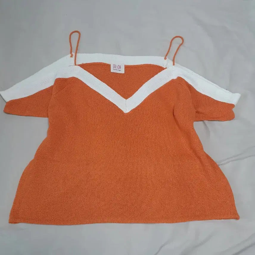 [BUNJANG] JAA Orange & White Contrast Knit Off-Shoulder Tank Top / 자아 오렌지 화이트 배색 니트 오프숄더 나시
