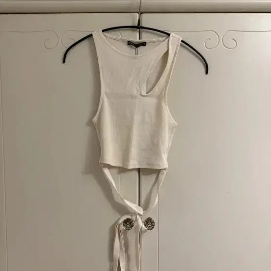 [BUNJANG] ZARA Cut-out Sleeveless Top / 자라 zara 컷아웃 슬리브리스 민소매티 나시