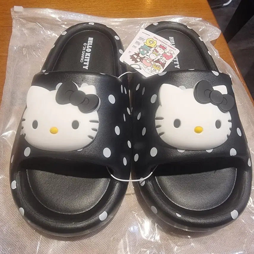[BUNJANG] Hello Kitty Dot Pattern Slippers (Size 250) / 헬로키티 도트 패턴 슬리퍼 250
