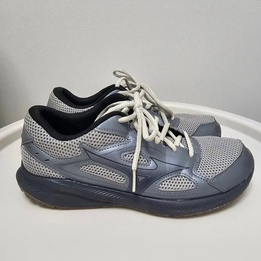 [BUNJANG] Mizuno Maximizer Sneakers Grey 245 / 245미즈노 맥시마이저 운동화 그레이   -1222