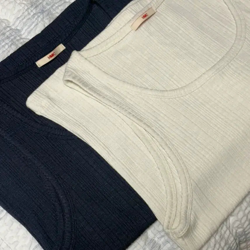 [BUNJANG] MMIC Square Cut Tank Top (Navy/Ivory) / MMIC 스퀘어 컷 탱크탑 나시 슬리브리스 네이비 아이보리