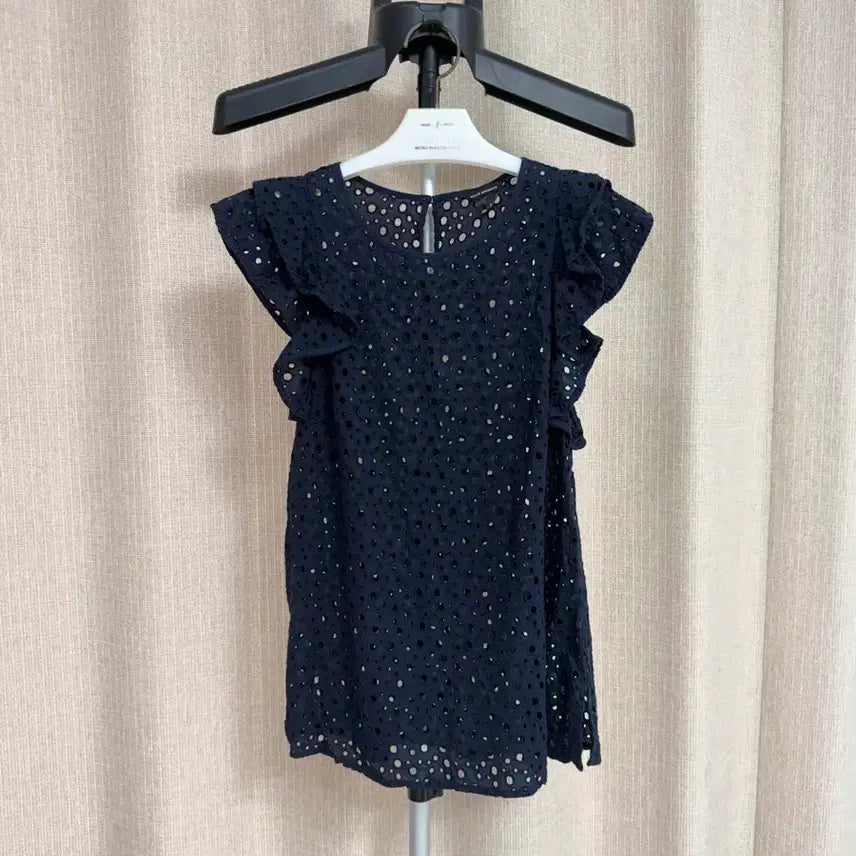 [BUNJANG] Club Monaco Sleeveless Punch Top SP / 클럽 모나코 펀칭 민소매 SP