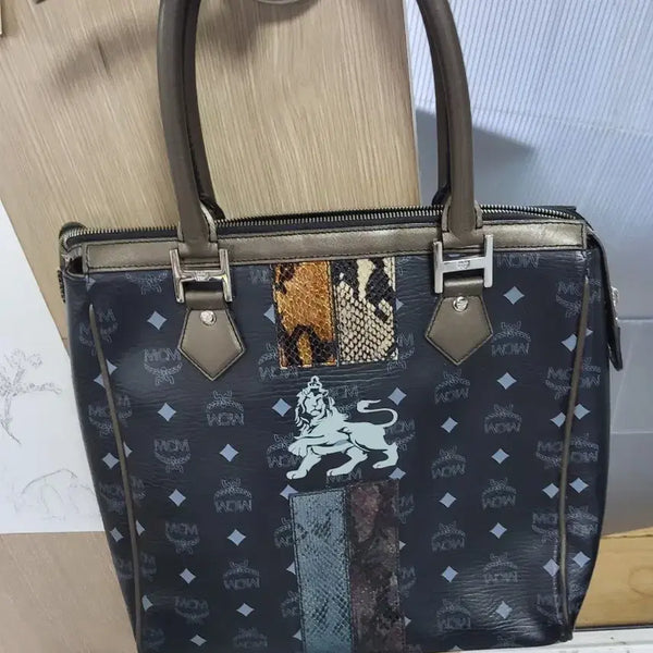 [BUNJANG] MCM Lion Pattern Leather Shoulder Bag / 엠씨엠 가방