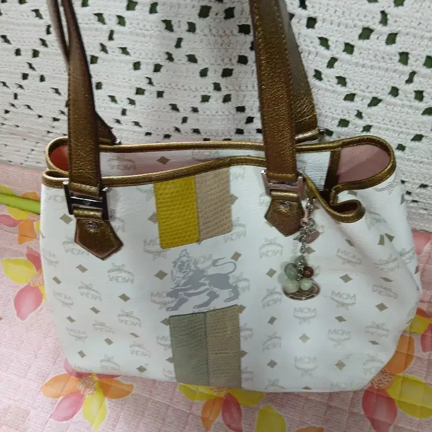 [BUNJANG] MCM Visetos Shopper Bag White with MCM Charm / MCM 비세토스 쇼퍼백 화이트와 mcm참