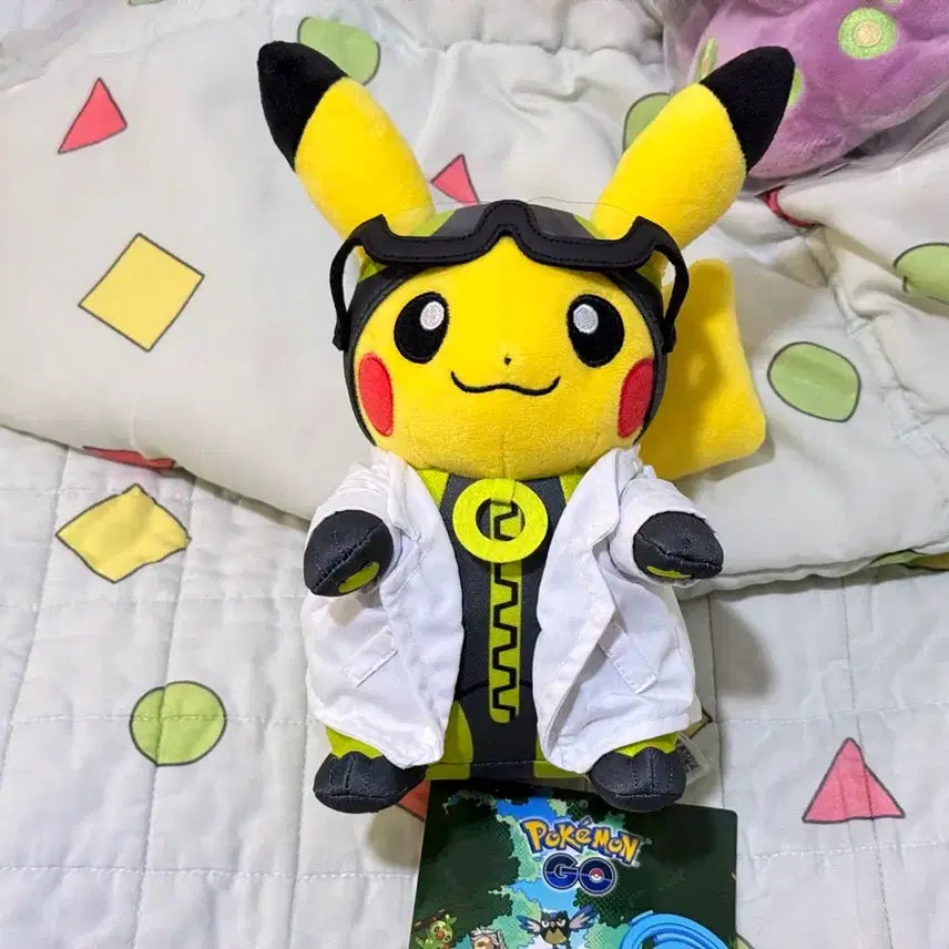 [BUNJANG] Pokemon Center Pokemon GO Professor Willow's Assistant Pikachu Medium Plush / 포켓몬센터 포켓몬 고 윌로우 박사 조수 피카츄 중형 인형