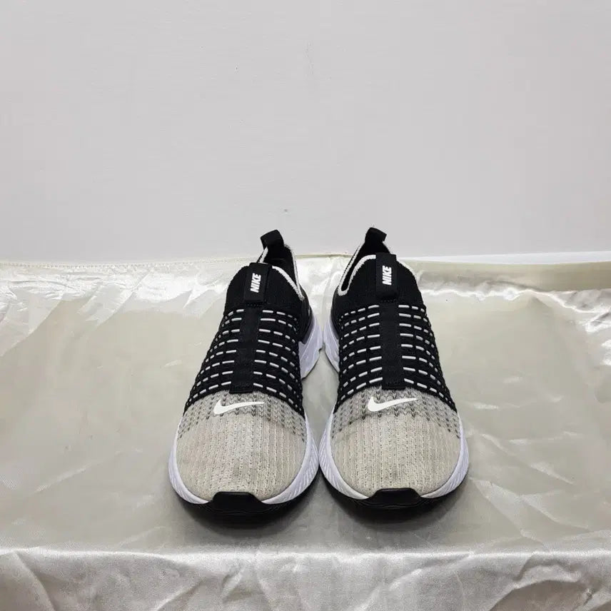 [BUNJANG] Nike Phantom Run Flyknit 2 Running Shoes Lightweight Slip-on (245) / 245/나이키/플라이니트2런닝화/경량슬립온/245/파라오쇼핑
