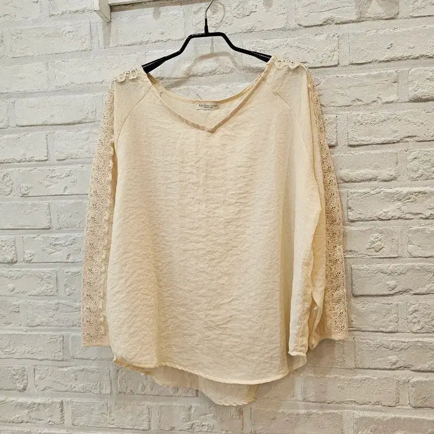 [BUNJANG] earthmuaic Lace Sleeve Blouse / earthmuaic. 소매레이스 블라우스