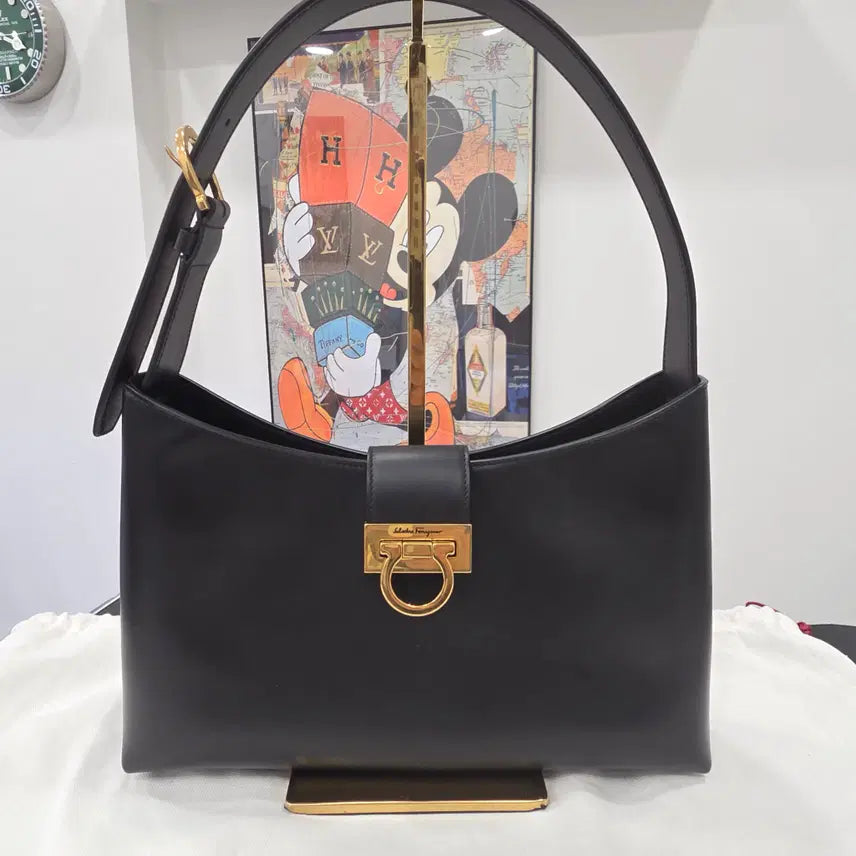 [BUNJANG] Ferragamo Gancini Trifolio EZ-21 Shoulder Bag Black / 페레가모 간치니 트리폴리오 EZ-21 0926 숄더백 블랙 금장 판매