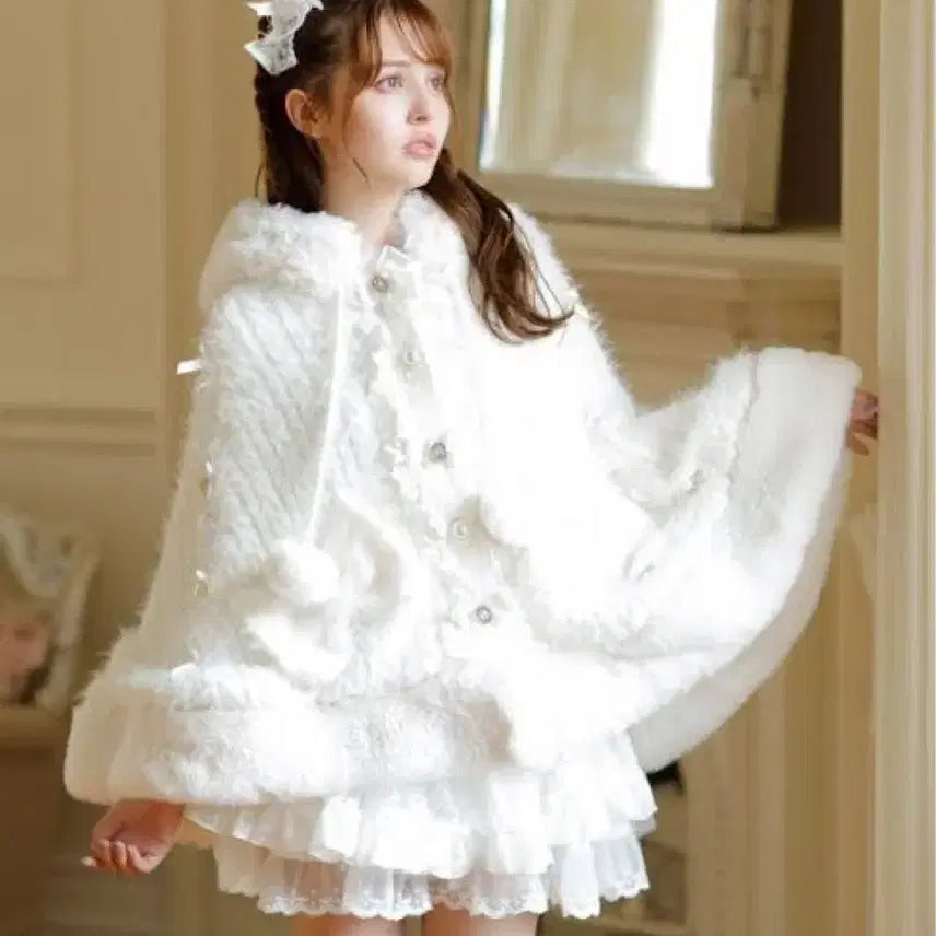 [BUNJANG] LIZLISA Pompon Ribbon Knit Fur Poncho White / 급전 정품)리즈리사 퐁퐁 리본 니트 퍼 판초 화이트