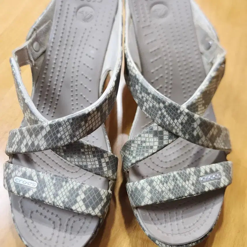 [BUNJANG] Crocs Cypress Hill W7 (240) Snakeskin Pattern Sandals / 크록스 싸이프러스힐 240  w7