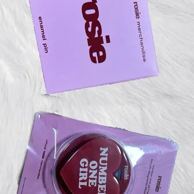 [BUNJANG] BLACKPINK Rosé 'Number 1 Girl' Heart Grip Talk & Enamel Pin Badge (Sealed) Bundle Set with Rosé Photocard / 로제 넘버원걸 하트 그립톡, 에나멜 벳지 핀 1종 미개봉 일괄