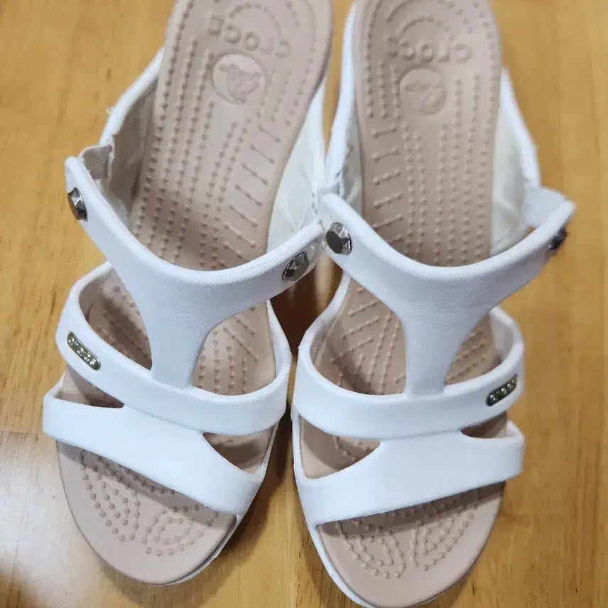 [BUNJANG] Crocs Cypress Hill Wedge Heel Sandals White W7 (US 9) / 크록스 싸이프러스힐 웨지힐 화이트 240 w7