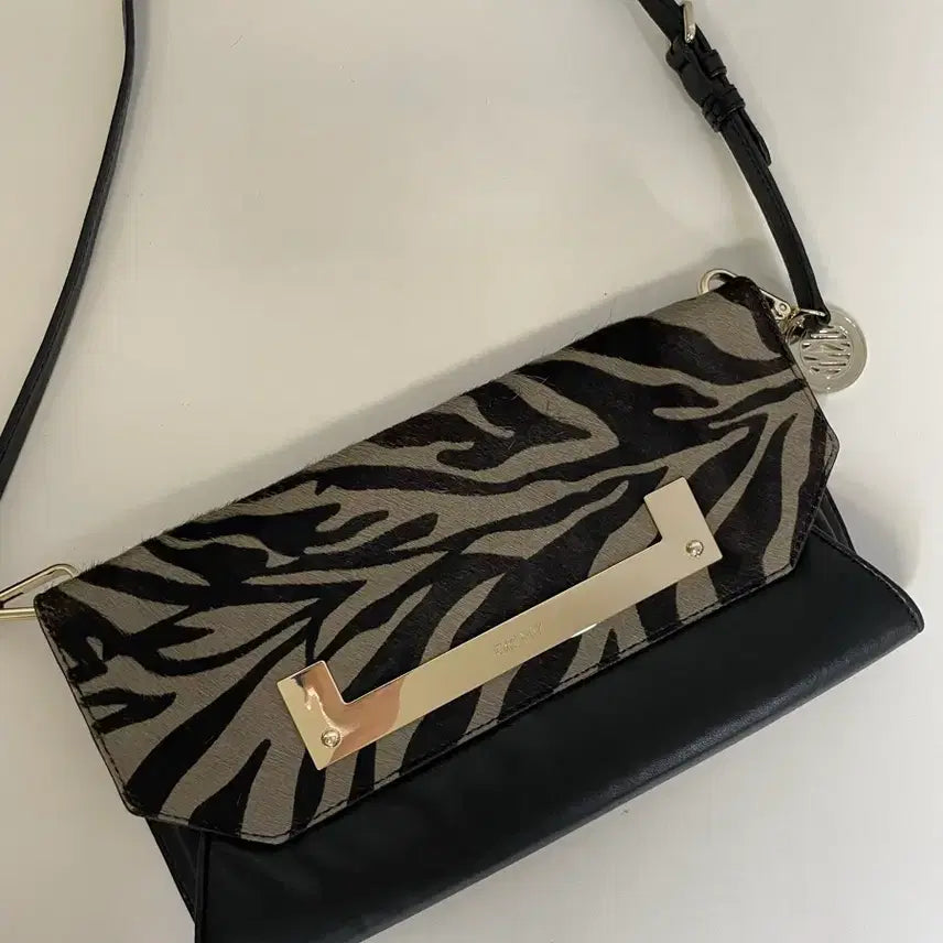 [BUNJANG] DKNY Calf Hair Zebra Shoulder Bag / DKNY 송치 지브라 숄더백 가방