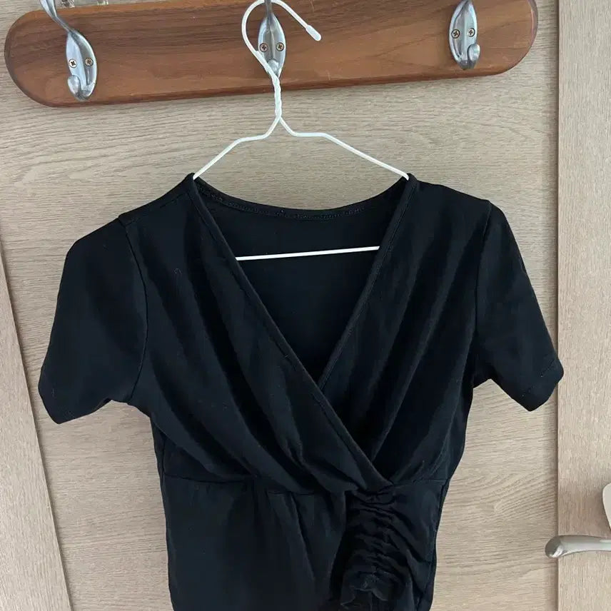 [BUNJANG] Black Wrap Design Shirring Cropped V-Neck Short Sleeve T-Shirt / 블랙 랩 디자인 셔링 크롭 브이넥 반팔 티셔츠