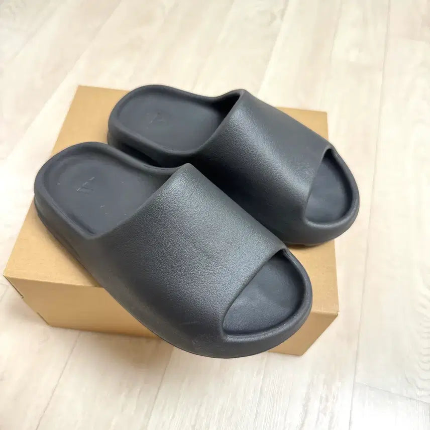 [BUNJANG] Adidas Yeezy Slide Onyx 235 / 아디다스 이지슬라이드 오닉스 235