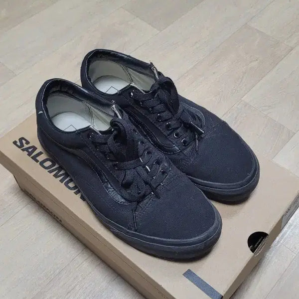 [BUNJANG] Vans Old Skool Black Sneakers / 반스 올드스쿨 블랙 스니커즈 265