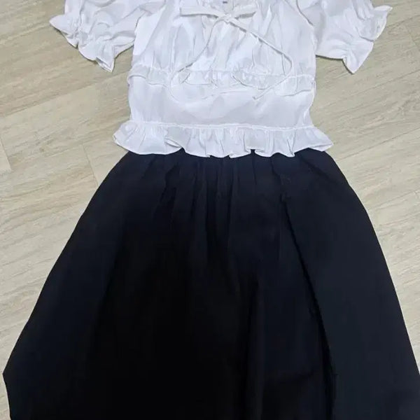 [BUNJANG] White Frill Puff Sleeve Blouse & Black Long Skirt Set / 화이트 프릴 퍼프 소매 블라우스 블랙 롱 스커트 세트