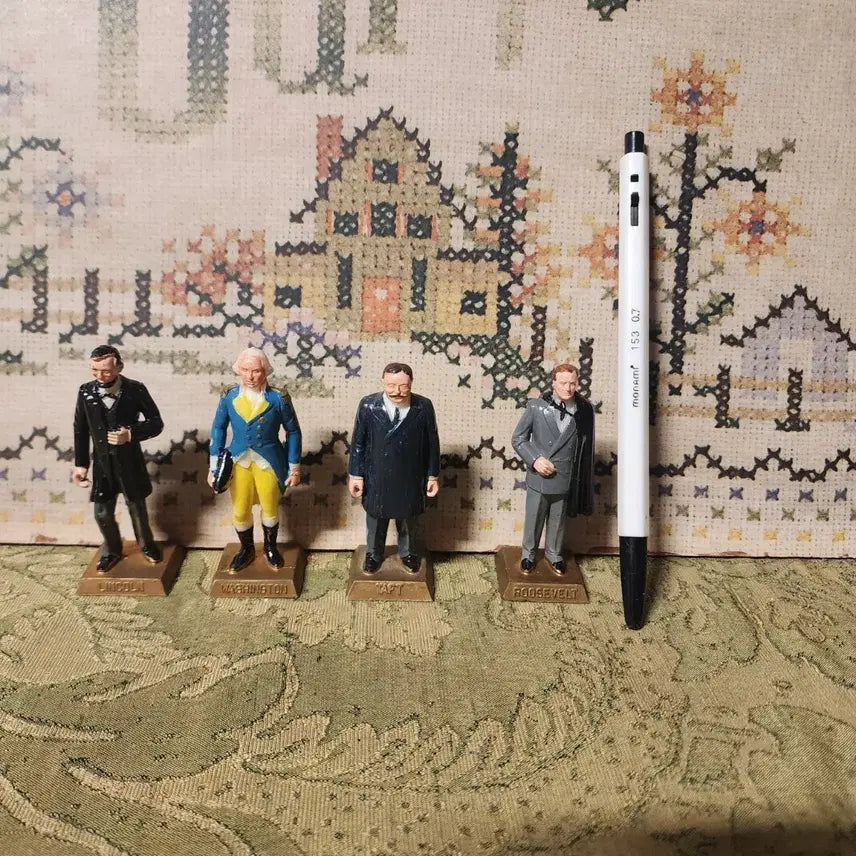 [BUNJANG] US Presidents Mini Figures Set (Lincoln, Taft, Washington, Roosevelt) / USA 미국 대통령 7.2cm  프라스틱 계통 링컨.태프트.워싱톤.루즈벨트4개에20000원