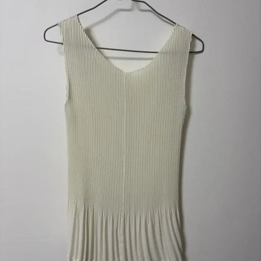 [BUNJANG] Pleated Sleeveless Top - Ivory / 플리츠 민소매 상의 아이보리