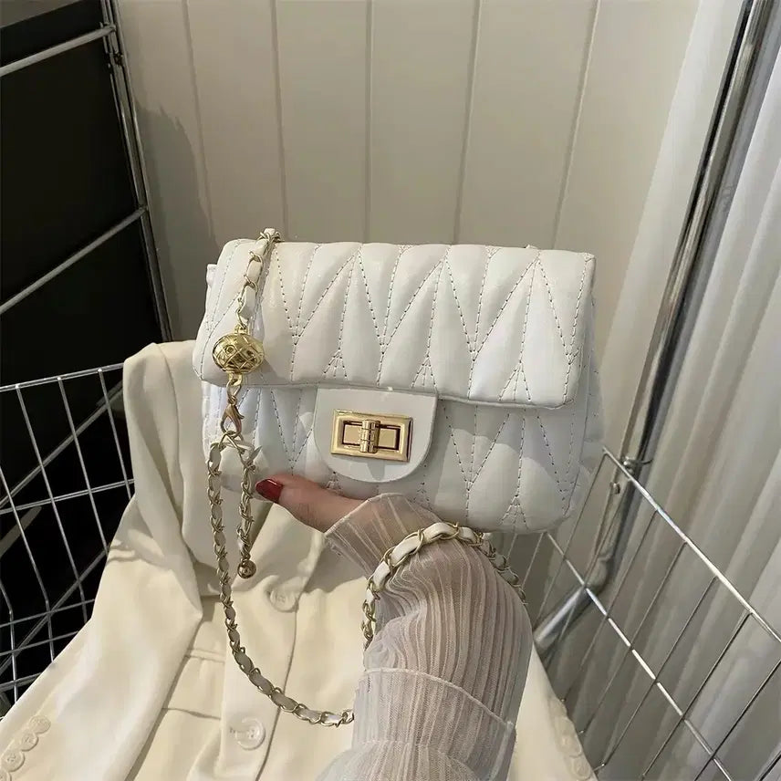 [BUNJANG] Quilted Chain Shoulder Bag - White / 퀼팅 체인 숄더백 화이트