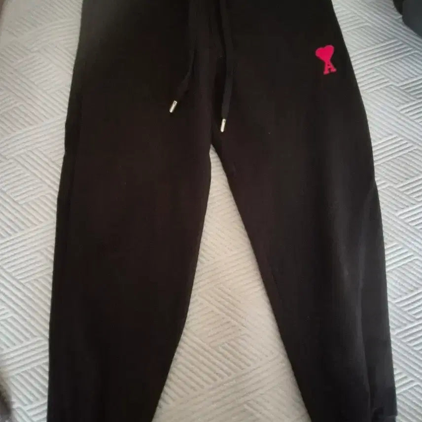 [BUNJANG] AMI Heart Logo Black Jogger Pants / 아미하트 로고 블랙 조거 팬츠