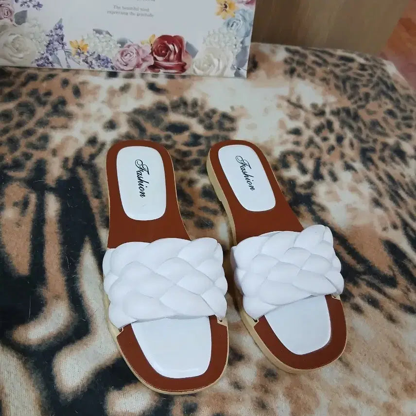 [BUNJANG] White Woven Slip-ons (Size 38/235-240) / [235~240] 화이트 꼬임 슬리퍼
