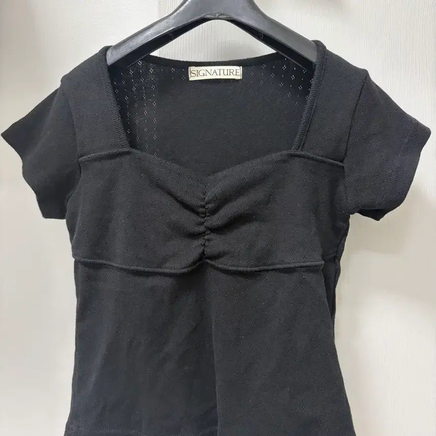 [BUNJANG] Signature Punching Shirring Short-Sleeve T-Shirt Black / 거의새것 시그니처 펀칭 셔링반팔티 블랙