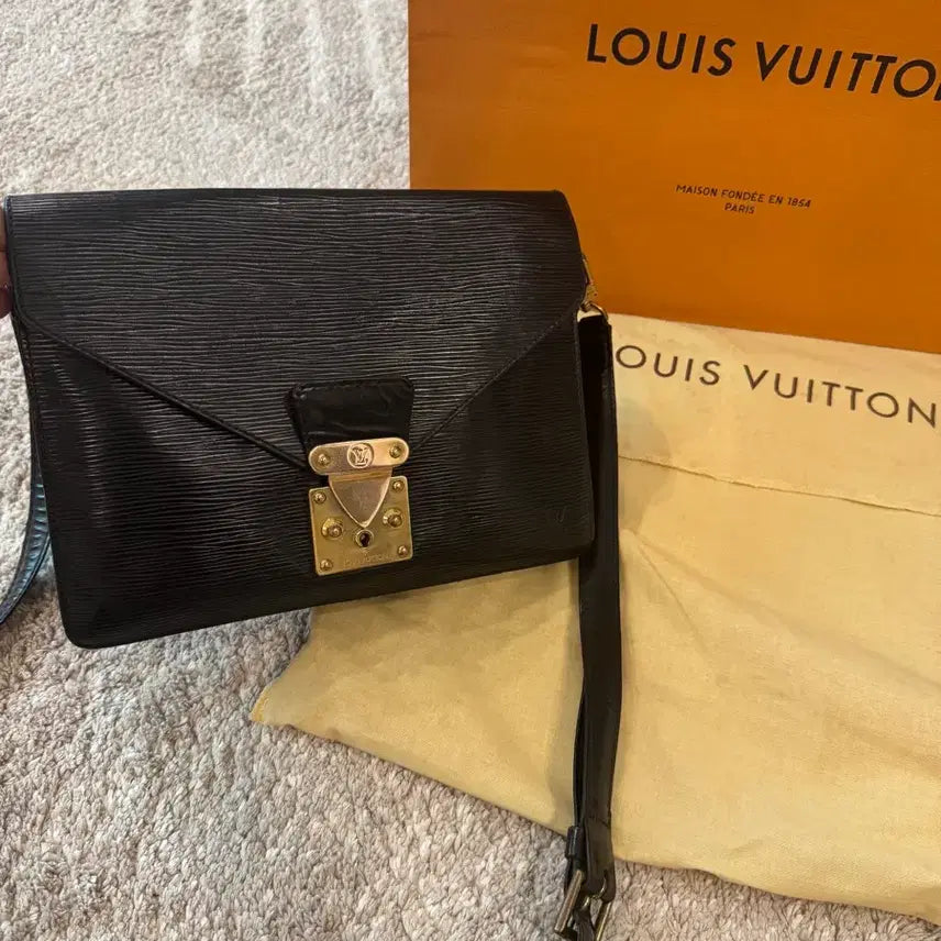 [BUNJANG] Louis Vuitton Épi Lockme Black Gold Crossbody Bag / 정품 루이비통 가방 크로스백