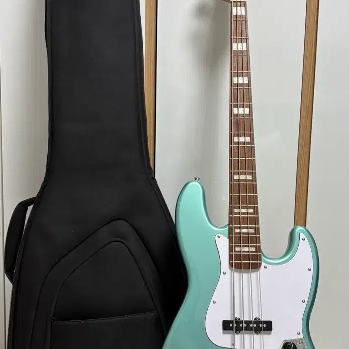 [BUNJANG] Squier Affinity Active Jazz Bass with Fender Bass Gig Bag / 스콰이어 어피니티 액티브 재즈베이스 + 펜더 베이스 긱백 (직거래 시 53만원)