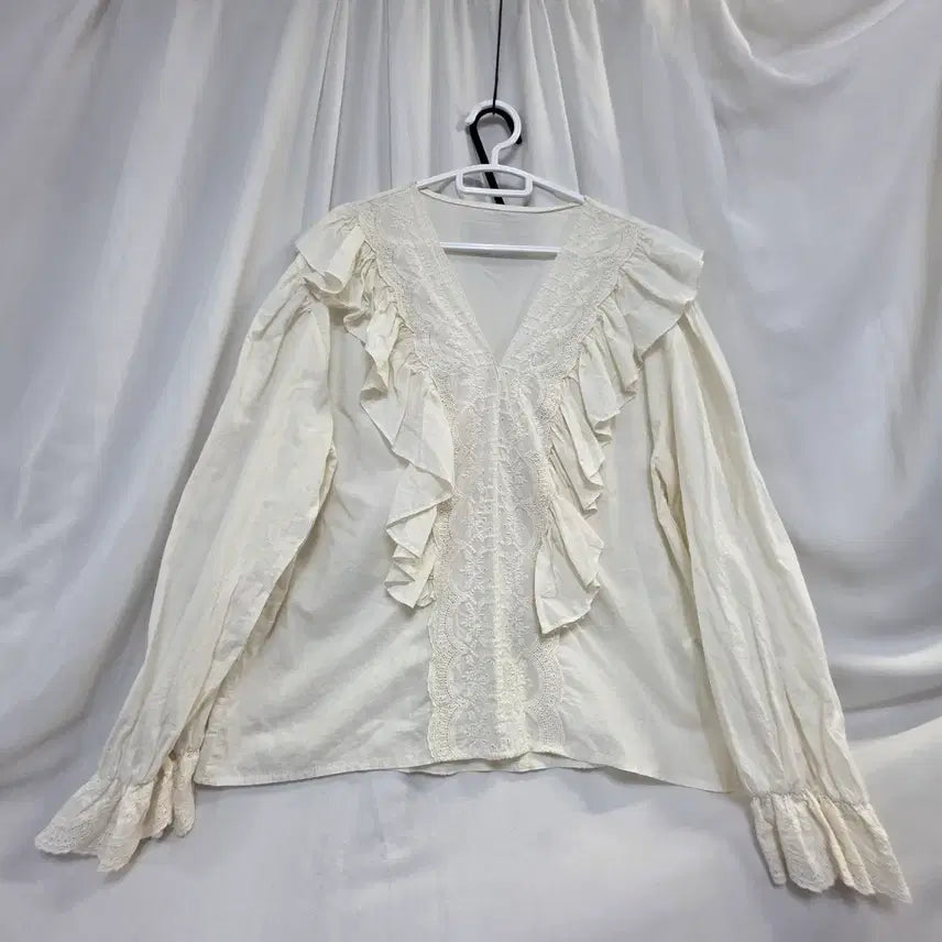 [BUNJANG] Ivory Ruffle Lace Embroidered Blouse / WHITEB여성앞자수레이스 아이보리프릴 블라우스 F