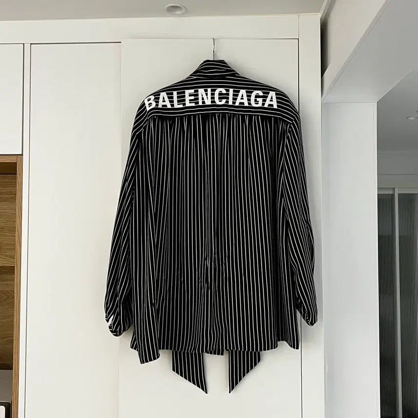 [BUNJANG] Balenciaga Back Logo Stripe Shirt Size 40 / 발렌시아가 백로고 셔츠 40