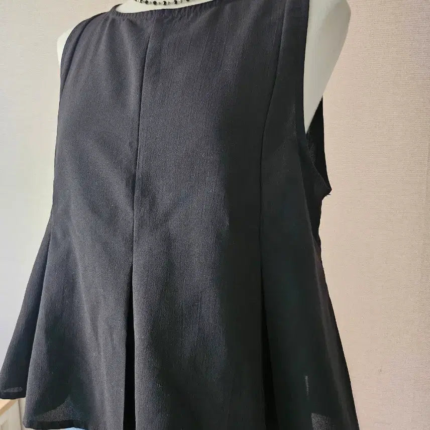 [BUNJANG] Princess Line Flare Sleeveless Blouse / 프린세스라인 플레어 민소매 블라우스