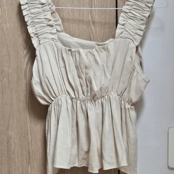 [BUNJANG] Beige Ruffle Sleeveless Blouse / (새상품)베이지 프릴 나시 블라우스