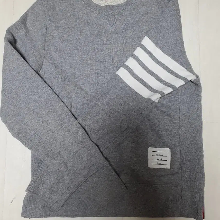 [BUNJANG] Thom Browne Signature Striped Sweatshirt Grey / 톰브라운 사선완장 맨투맨 그레이
