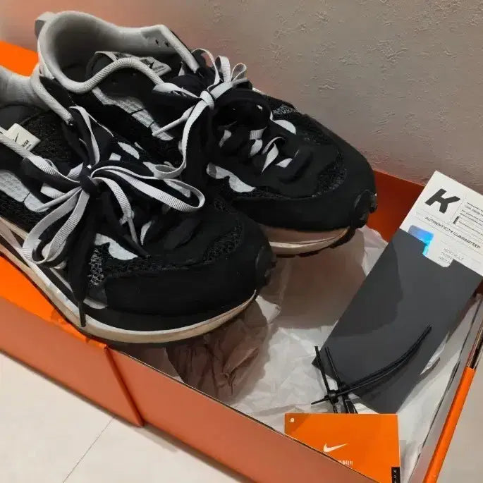[BUNJANG] Sacai Vaporwaffle Black White Sneakers / 사카이 베이퍼와플 블랙 화이트 260 (크림 구매내역 구성품 포함)