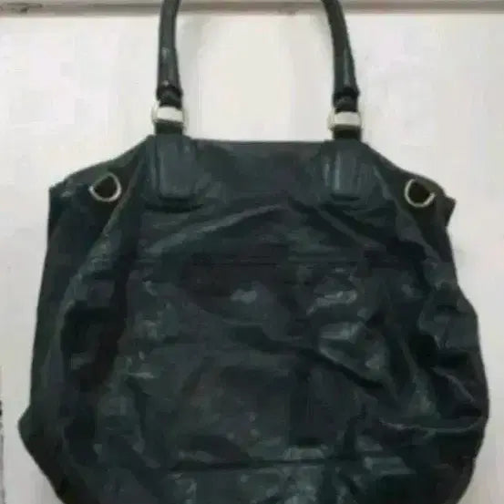 [BUNJANG] Givenchy Pandora Bag Black Leather / 지방시 판도라백 블랙 색상입니다. 넉넉한 수납공간과 부드러운 가죽으로 데일리로 사용하기 좋습니다. 가방 상태는 사진으로 확인 부탁드립니다. 지방시 판도라백 블랙