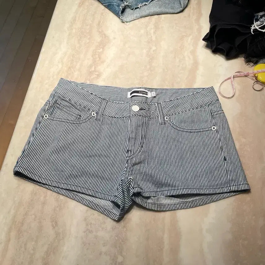 [BUNJANG] Y2K Striped Low-Rise Hot Shorts / y2k 로우라이즈 스트라이프 반바지 숏팬츠 핫팬츠