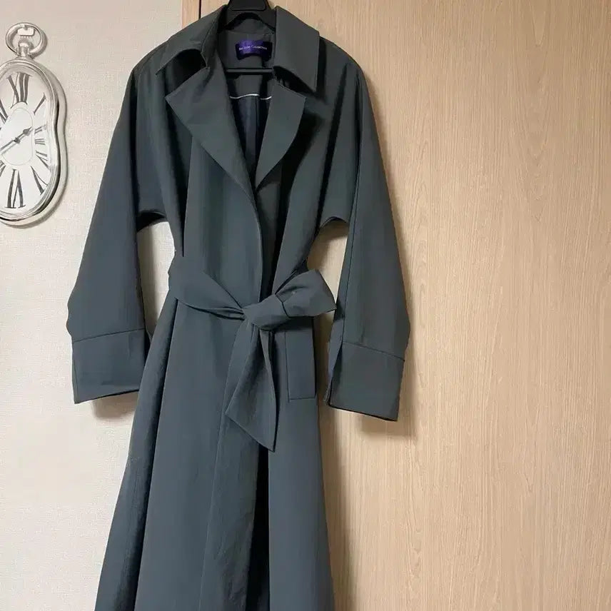[BUNJANG] The Izzat Collection Seersucker Hepburn Trench Coat - Blue Grey / 더아이잗컬렉션 바스락 햅번 트렌치코트 블루그레이 플레어 A라인 백플립