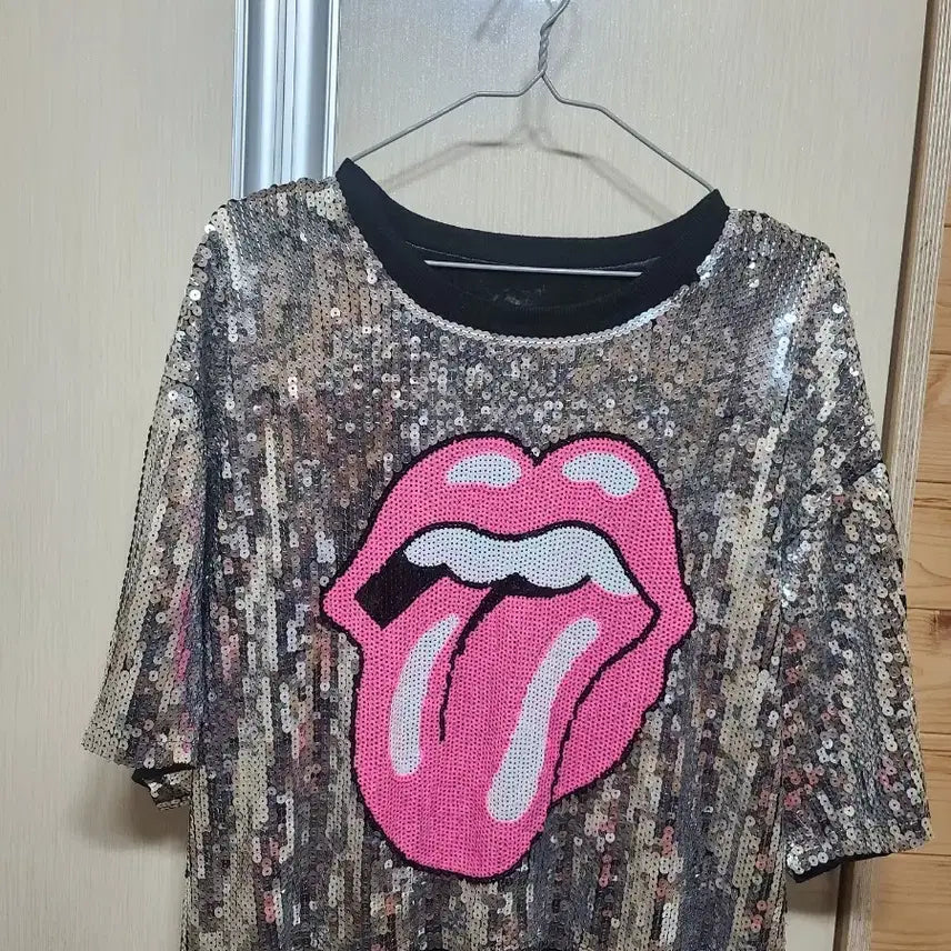 [BUNJANG] Rolling Stones Sequin Crop T-Shirt / 응원단행사박스크롭 타 롤링스톤즈 스팽글 티셔츠 다용도로활용됩니다상태는최상입니다
