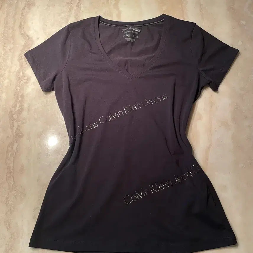 [BUNJANG] Calvin Klein Y2K Studded Cubic Logo V-Neck T-Shirt Black / y2k 캘빈클라인 스터드 큐빅 로고 반팔 티셔츠 블랙 비즈 브이넥 딱붙 딱붙티
