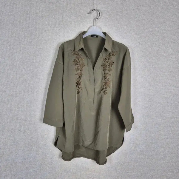 [BUNJANG] ANGELINA Khaki Embroidered Blouse / (#55,66추천)ANGELINA 카키 자수 블라우스